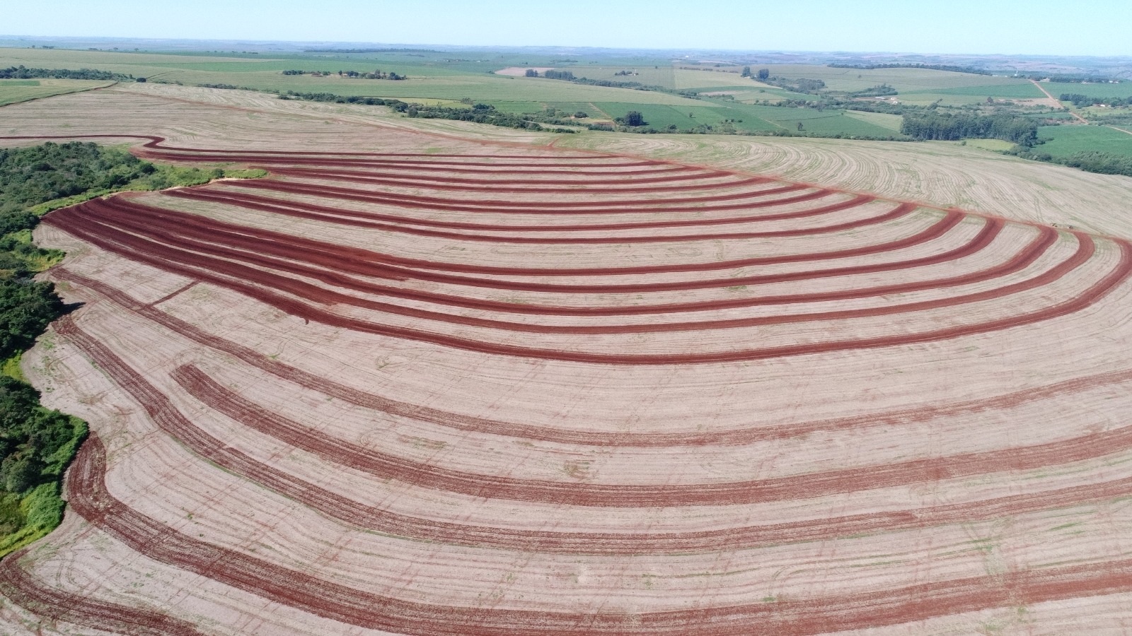 Campo arado em curvas de nível